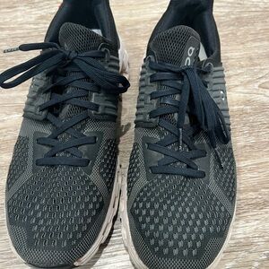 Women’s On Cloud black shoes